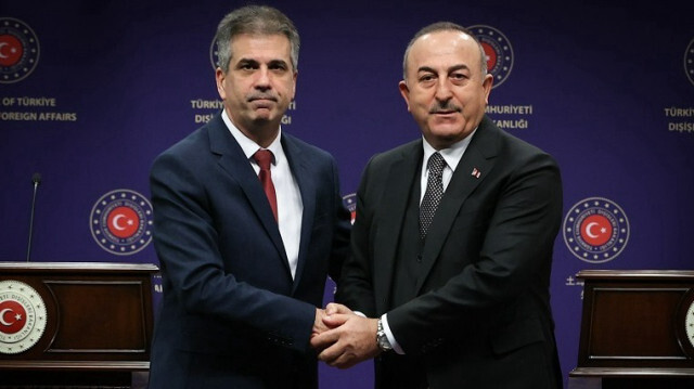 Turkish Foreign Minister Mevlut Cavusoglu (R) and Israeli Foreign Minister Eli Cohen (L)