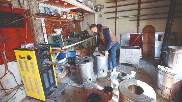 Türkiye’nin dört bir yanında soba üreticileri, depremden etkilenen vatandaşlar için gece gündüz çalışarak soba üretimine devam ediyor.