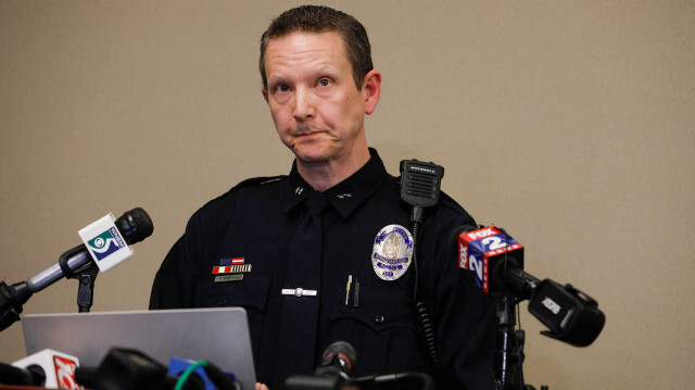 Chris Rozman, chef par intérim de la police du campus, tient une conférence de presse suite à la fusillade qui s'est déroulée sur le campus de l'Université d'État du Michigan, le 13 février 2023 à Lansing, Michigan. Crédit photo:  BILL PUGLIANO / GETTY IMAGES NORTH AMERICA / GETTY IMAGES VIA AFP