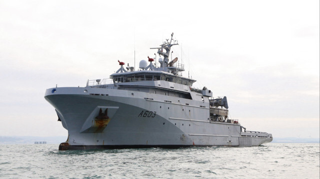 Le navire de la Marine nationale française BSAM Rhone patrouillant au large de Boulogne-sur-Mer, alors que des migrants tentent de traverser illégalement la Manche de la France vers la Grande-Bretagne. Crédit photo: ADAM PLOWRIGHT / AFP