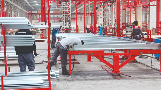Türk Kızılay işletmesi olan Kızılay Sistem Yapı’nın Malatya’daki üretim üssünde, depremzedeler için konteyner ve hafif çelik konstrüksiyon barınma sistemleri üretiliyor. 