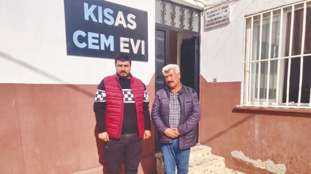 Cemevi sorumlusu Halil Demircanlı misafir ettikleri depremzedelerin bütün ihtiyaçlarını karşılamaya çalıştıklarını söyledi.