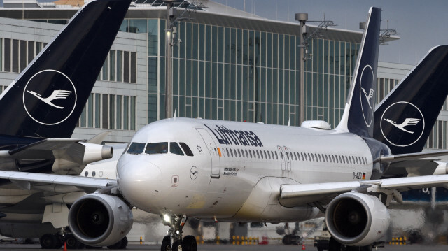 Un avion Airbus de la compagnie aérienne allemande Lufthansa roule à l'aéroport "Franz-Josef-Strauss" de Munich, dans le sud de l'Allemagne.
Crédit : Christof STACHE / AFP