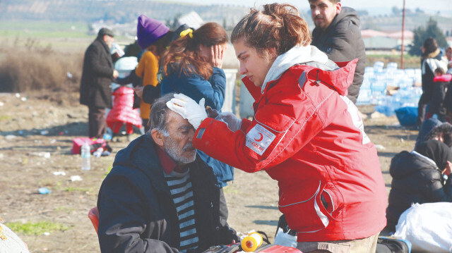 Kızılay depremzedelere yardım ediyor.