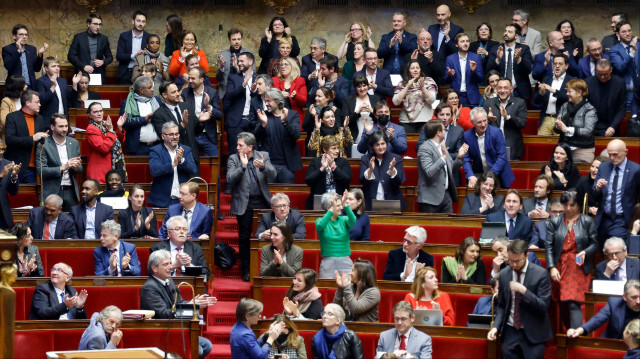 Les membres de la coalition de gauche Nupes applaudissent après que l'article 2 du projet de loi sur la réforme des retraites n'a pas réussi à obtenir la majorité, à l'Assemblée nationale à Paris, le 14 février 2023. Crédit photo: LUDOVIC MARIN / AFP