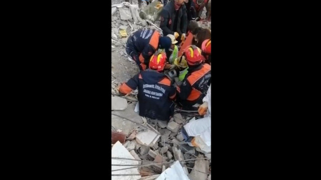 Hatay'da depremin 228. saatinde 13 yaşındaki çocuk enkazdan sağ çıkarıldı.