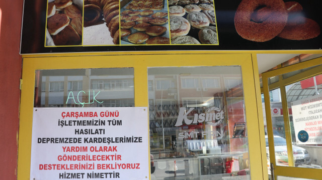 Burdur'da simitçi bir günlük kazancını "Türkiye Tek Yürek" kampanyasına bağışladı.