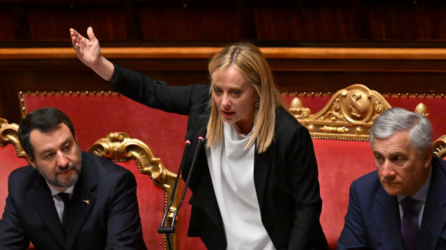 Le nouveau Premier ministre de l'Italie Giorgia Meloni au milieu, à gauche le ministre de l'infrastructure Matteo Salvini et à droite le ministre des Affaires étrangères Antonio Tajani, adresse le Sénat italien, avant un vote de confiance dans son gouvernement, au palais de Madama à Rome le 26 octobre 2022.

Crédit : Alberto PIZZOLI / AFP