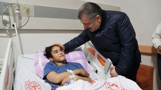 Sağlık Bakanı Fahrettin Koca depremzede ziyaretinde (Arşiv)