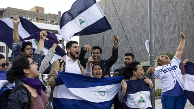 Les Nicaraguayens vivant en exil au Costa Rica célèbrent à San Jose, le 9 février 2023, après que le Nicaragua a libéré plus de 200 membres de l'opposition détenus et les avoir expulsés aux États-Unis. 
Crédit : Oscar NAVARRETE / AFP