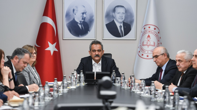 Milli Eğitim Bakanı Özer 71 il milli eğitim müdürüyle çevrim içi toplantı gerçekleştirdi.