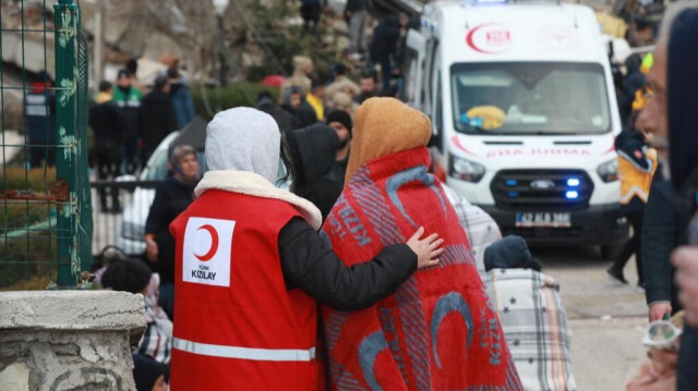 Deprem bölgesindeki Kızılay görevlisi. (Arşiv)