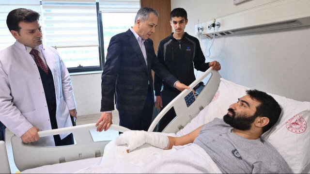 İstanbul Valisi Ali Yerlikaya tedavi gören depremzedeleri ziyaret etti.