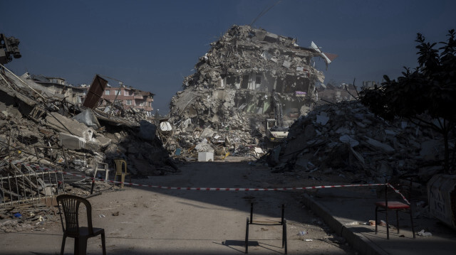 Hatay'da deprem sonrası yıkılan binalar. 