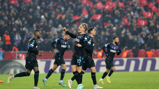 Jens Larsen ve Trabzonsporlu futbolcuların gol sonrası sevinci.