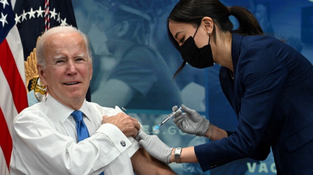 Le président américain Joe Biden reçoit le dernier vaccin de rappel contre le Covid-19 le 25 octobre 2022. Crédit : SAUL LOEB / AFP