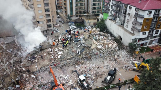 Osmaniye'de depremde yıkılan bir bina.