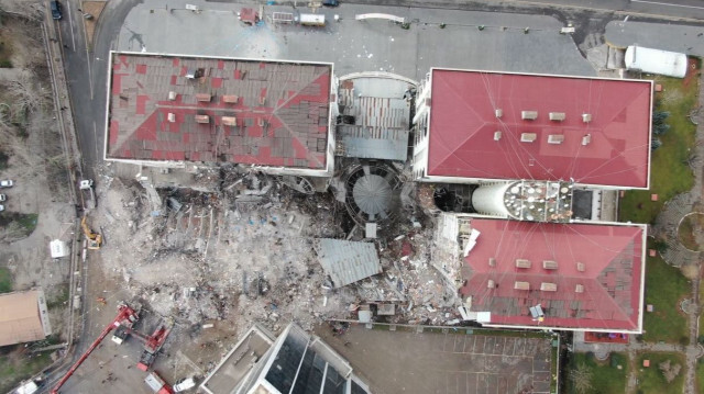 Diyarbakır'daki depremde yıkılan bir bina.