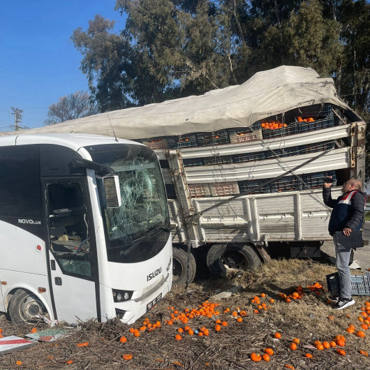 Cezaevi midibüsü ile kamyon çarpıştı: 23 yaralı