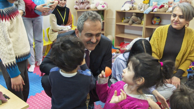 Bakan Özer, Başkent Öğretmenevine yerleşen depremzedelere ziyarette bulundu. 