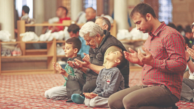 Hazreti Muhammed’in Allah’ın huzuruna yükseldiği gece olan Miraç Kandili, bugün idrak edilecek. 