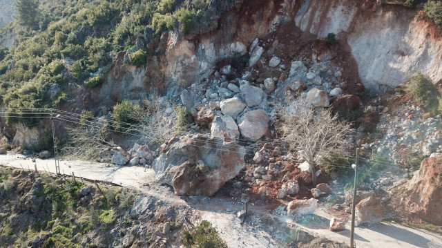 Hatay Kırıkhan deprem kayaları yuvarladı