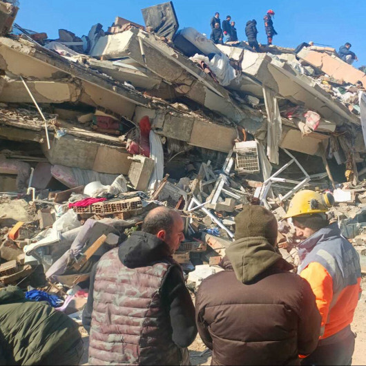 Muhabbet kuşunun sıra dışı çıkardığı sesle depremden kurtuldular