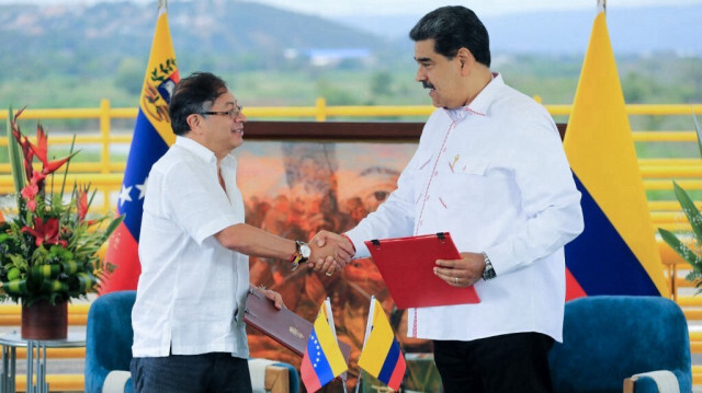 Le président vénézuélien Nicolas Maduro (à droite) serrant la main de son homologue colombien Gustavo Petro après avoir signé l'accord bilatéral à Ureña, au Venezuela.
Crédit: ZURIMAR CAMPOS / Bureau de presse de Miraflores / AFP