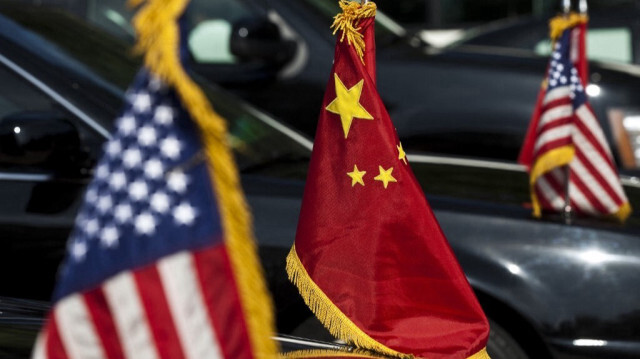 Des drapeaux nationaux américains et chinois. Crédit: ANDY WONG / PISCINE / AFP