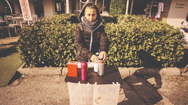 12 yaşındaki Bosnalı Benjamin Mehanovic, depremzedeler için çay satarak bağış topluyor. Kendi yardım kampanyasına cumartesi günü başladığını söyleyen Mehanovic, “Şimdiye kadar 100 euro topladım ve parayla bebekler için malzeme alıp teslim ettim” dedi.