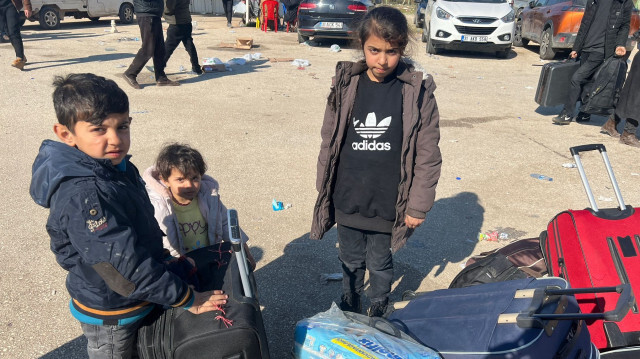 Suriyeli çocuklar sınır kapısında.