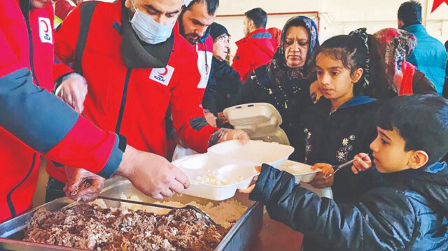 Türk Kızılay’ı afetten etkilenen bölgelerde sıcak yemek dağıtırken, Baykar da kuracağı aşeviyle afetzedelere yardımcı olacak.