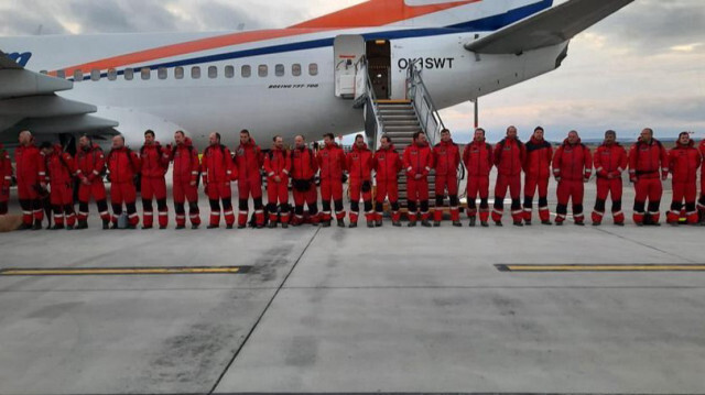Prag’taki havalimanında Çek ve Türk halkı tarafından alkışlarla karşılanan ekibe gayretlerinden ötürü teşekkür edildi.