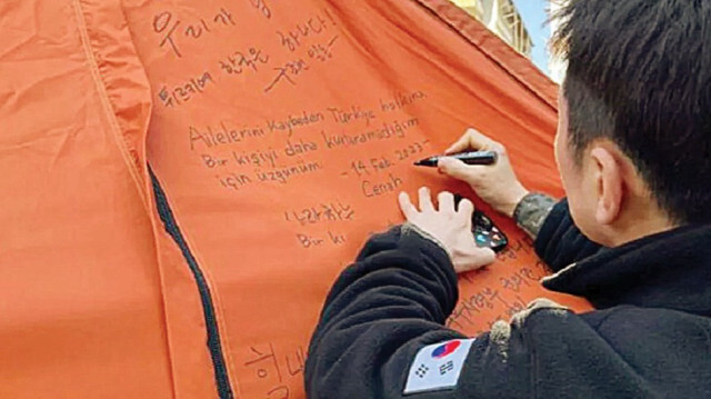 Bölgeye giden binlerce yardım kolisi içerisinde bazıları var ki depremzedelerin sevincine sevinç katıyor.