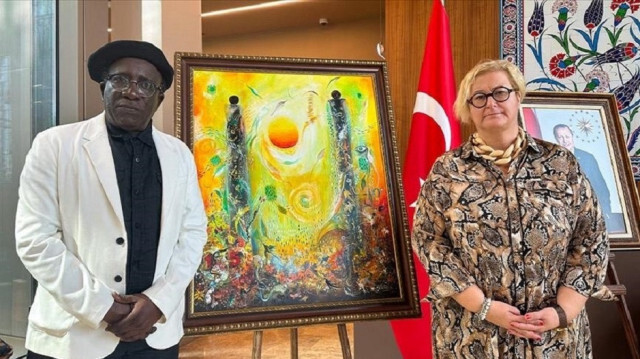 Le peintre et sculpteur sénégalais, Kalidou Kassé et l'ambassadrice Turque Sagman. Crédit Photo: AA