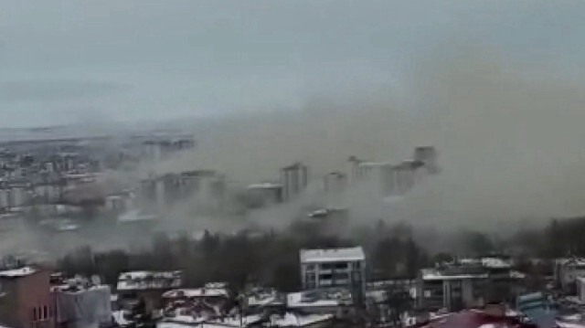 Kahramanmaraş'ta ikinci depremin ardından oluşan toz bulutu.