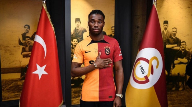 Adekugbe Galatasaray formasını giydi.