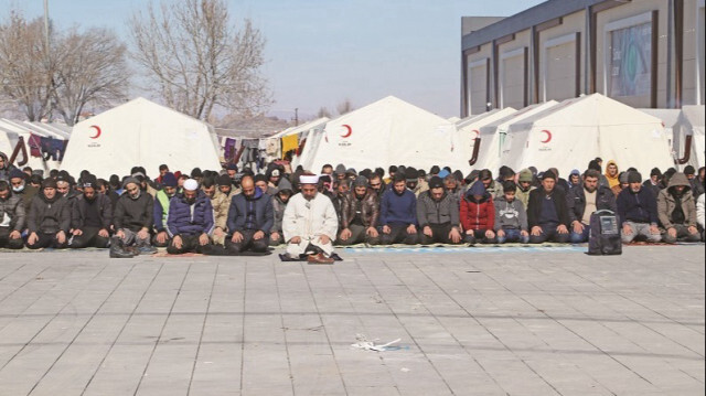 Malatya’daki depremzede vatandaşlar, çadır kentlerin önünde cuma namazı için bir araya geldi. 