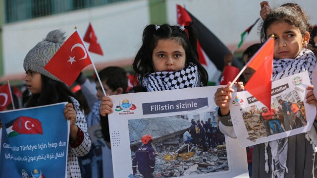 Filistinli çocuklar depremzede çocuklar için bağış kampanyası düzenledi. 