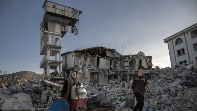 Hatay'da çöken binanın ek yapısı ayakta kaldı.