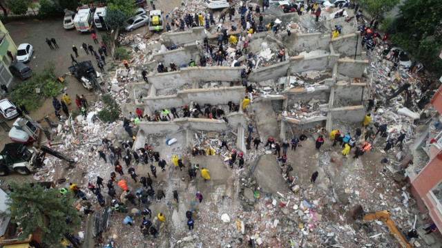 Kahramanmaraş merkezli 7.7'lik depremde yıkılan bir bina.