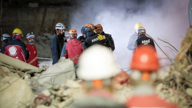 14 gündür arama kurtarma çalışmalarına katılan ANDA dernek koordinatörü Küneşko enkazdan eşi ve çocuklarının cansız bedenini çıkardı.