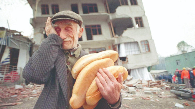 Fotoğraf 12 Kasım 1999 tarihinde 7,2’lik depremden sonra Anadolu Ajansı foto muhabiri Abdurrahman Antakyalı tarafından Kaynaşlı’da çekilmiş. 