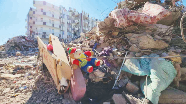 Yapılan bir araştırma, Türkiye ve Suriye’yi vuran deprem esnasında, farklı ülkelerde oluşturulmuş dört sahte sosyal medya profili üzerinden dezenformasyon amaçlı yaklaşık 30 bin tweet atıldığını belgeledi.
