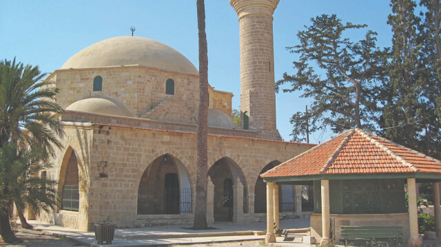 Larnaka Tuz Gölü yakınlarındaki Hala Sultan Tekkesi, GKRY Eski Eserler Dairesi tarafından sabah 8’de açılıp akşam 5’te kapatılıyor.