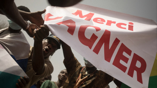 Des manifestants tiennent une banderole sur laquelle on peut lire "Merci Wagner", lors d'une manifestation organisée par la plateforme panafricaine Yerewolo pour célébrer l'annonce de la France de retirer les troupes françaises du Mali, à Bamako, le 19 février 2022. Crédit photo: FLORENT VERGNES / AFP