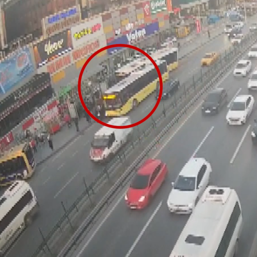 Bahçelievler'de İETT otobüsü durağa girdiği anlar kamerada 