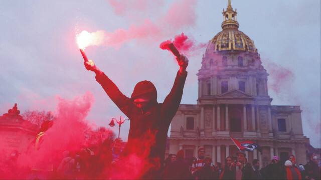 Fransa'da, Hükümet politikalarına karşı isyan eden halk sokağa dökülürken, kendilerine “Fransa’nın Robin Hoodları” diyen bir grup aktivist Macron’u tehdit etti.