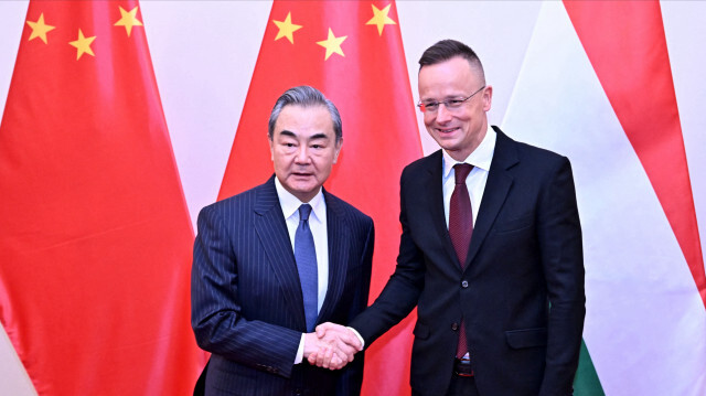 Le ministre hongrois des Affaires étrangères Peter Szijjarto et son homologue chinois Wang Yi à Budapest, en Hongrie, le 20 février 2023.Crédit: Attila KISBENEDEK / AFP