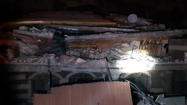 Malatya'da deprem sonrası boşaltılan 3 katlı bina yıkıldı
